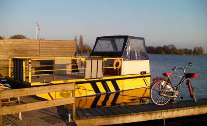 drooderfiets and yellow boat